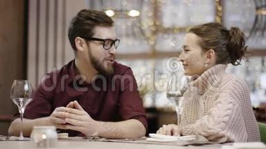 可爱的<strong>一对情侣</strong>在豪华餐厅靠桌子聊天